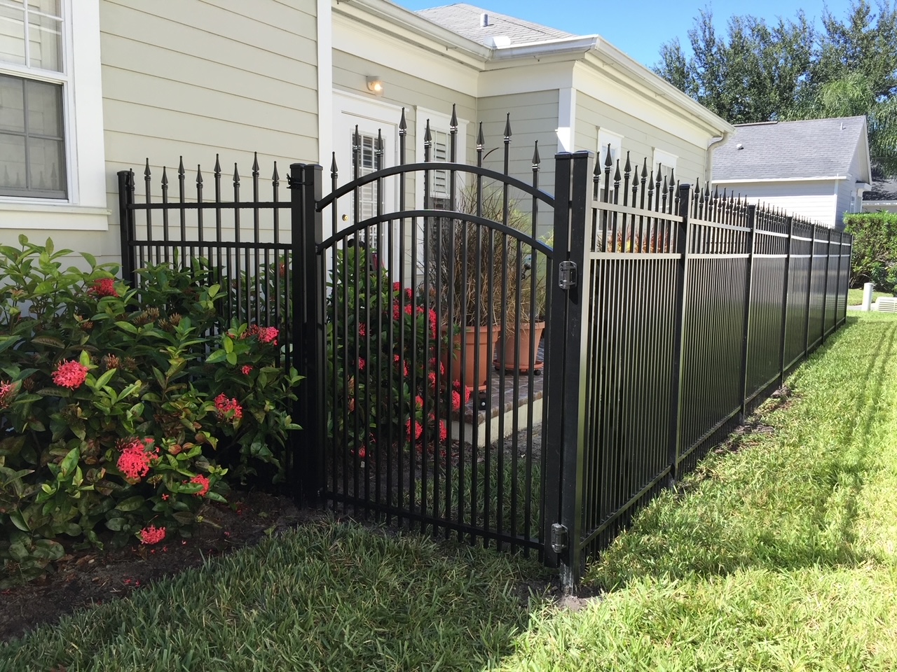 aluminum fence with gate